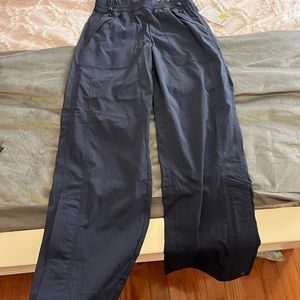 NWT Womens trekkie parachute pant, navy blue, size 4